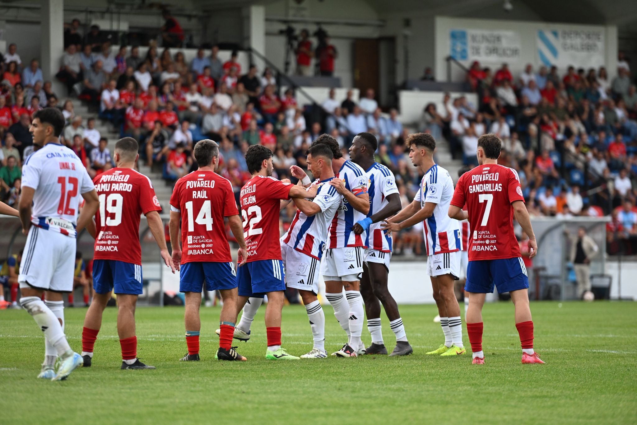 Los jugadores de la Ponferradina buscan el remate ante la defensa del Ourense en un córner. | SDP