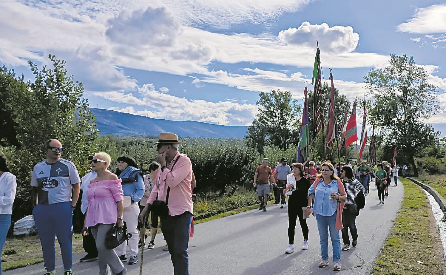 Los pendones concejiles de la comarca volvieron a lucir una cita en la que acompañaban al lenguaje de las campanas. | MANUEL DUARTE