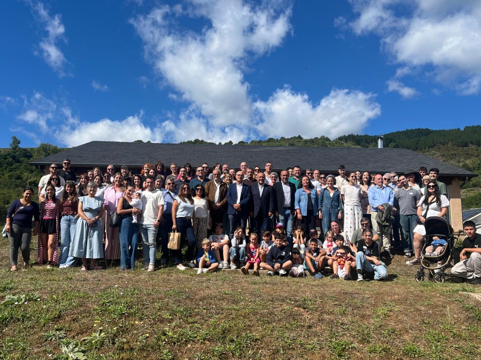 Foto de familia de todos los participantes en el encuentro. |L.N.C.