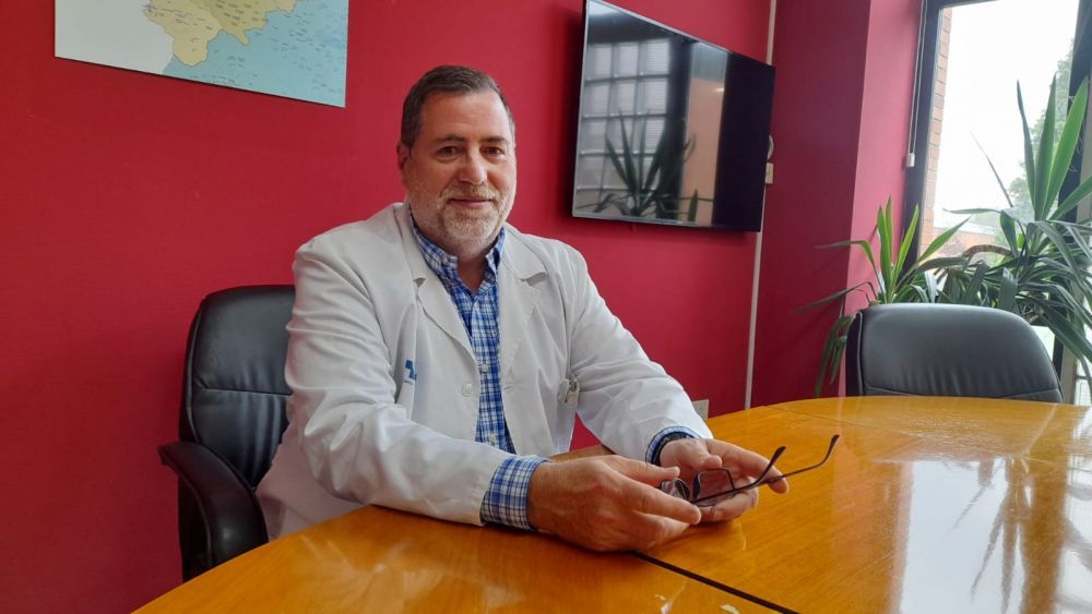 De Saracho en su despacho del Hospital El Bierzo, donde cumple dos años como gerente. | MAR IGLESIAS