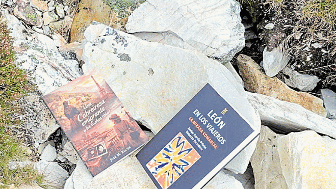 Algunos de los expedicionarios a las entrañas del dios Tilenus y dos de los libros que depositaron, ‘Una cabreiresa inocente’ y ‘León en los viajeros’ Algunos de los expedicionarios a las entrañas del dios Tilenus y dos de los libros que depositaron, ‘Una cabreiresa inocente’ y ‘León en los viajeros’