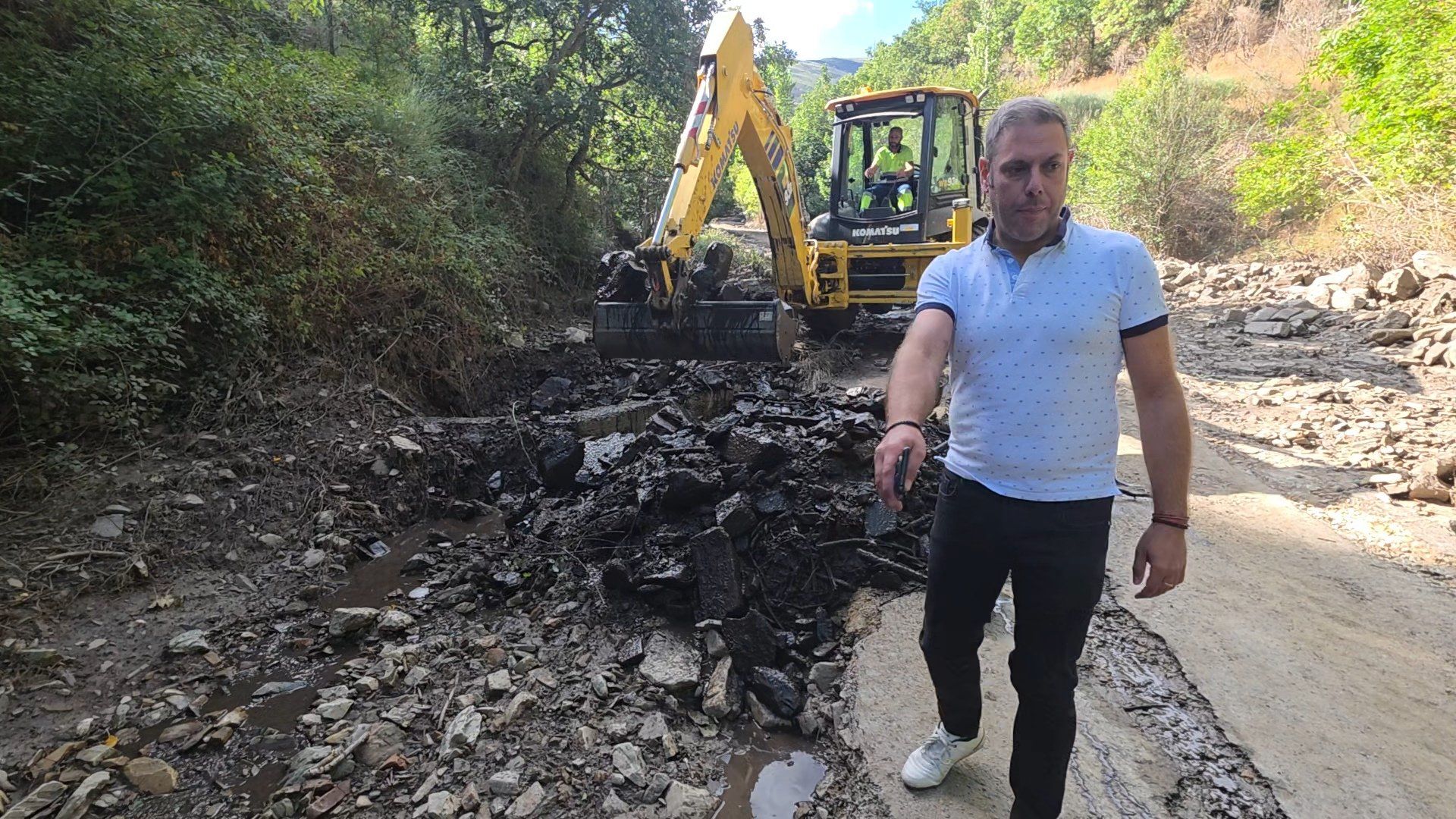 El concejal de Medio Rural de Ponferrada, Iván Alonso, en las obras en la carretera de Carracedo de Compludo. El concejal de Medio Rural de Ponferrada, Iván Alonso, en las obras en la carretera de Carracedo de Compludo.