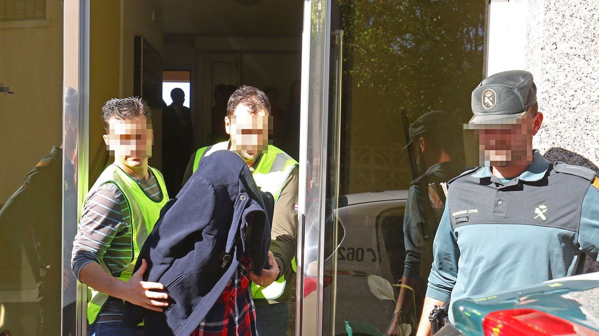 La Guardia Civil y la mujer salen del registro de su domicilio. | CÉSAR SÁNCHEZ (ICAL)