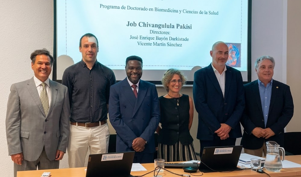 El investigador Job Chivangulula con los directores de su tesis y miembros del tribunal que la juzgó. | L.N.C. El investigador Job Chivangulula con los directores de su tesis y miembros del tribunal que la juzgó. | L.N.C.