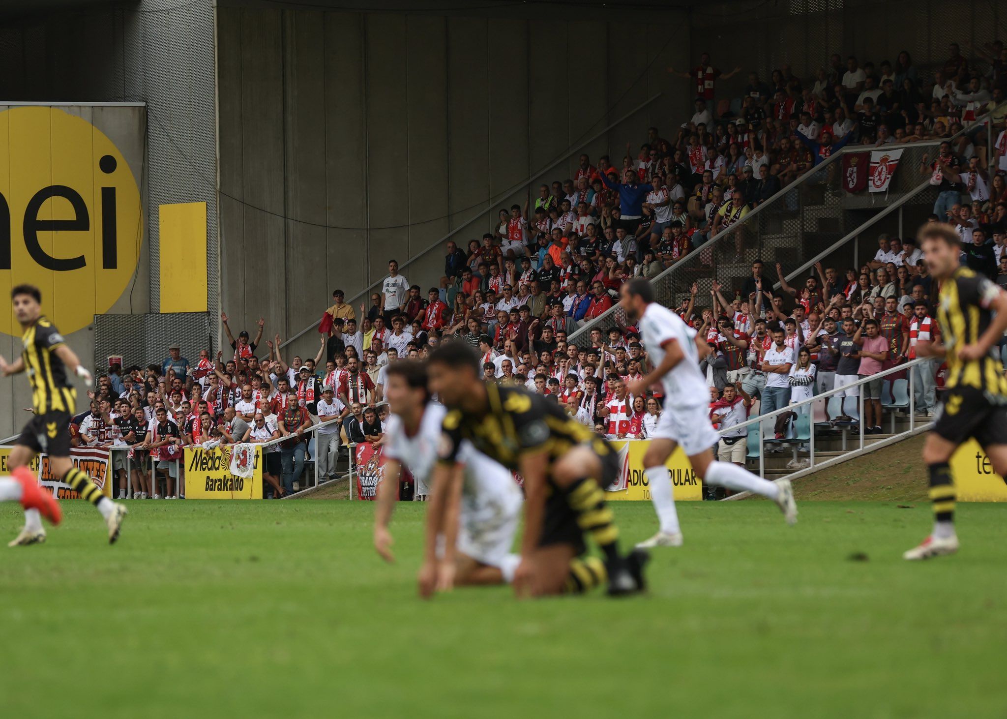 La afición de la Cultural fue protagonista en Lasesarre en el debut leonés en Barakaldo. | CYD La afición de la Cultural fue protagonista en Lasesarre en el debut leonés en Barakaldo. | CYD