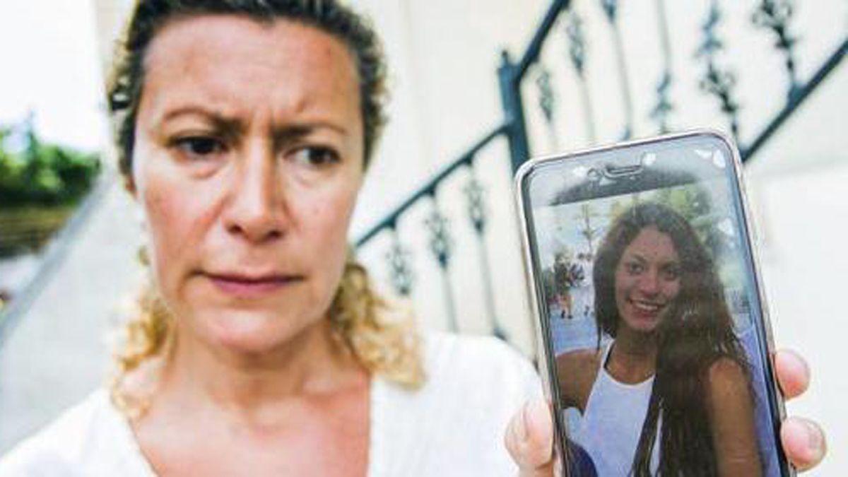 La madre de la joven desaparecida con una foto suya, en una imagen de archivo. | ABC La madre de la joven desaparecida con una foto suya, en una imagen de archivo. | ABC