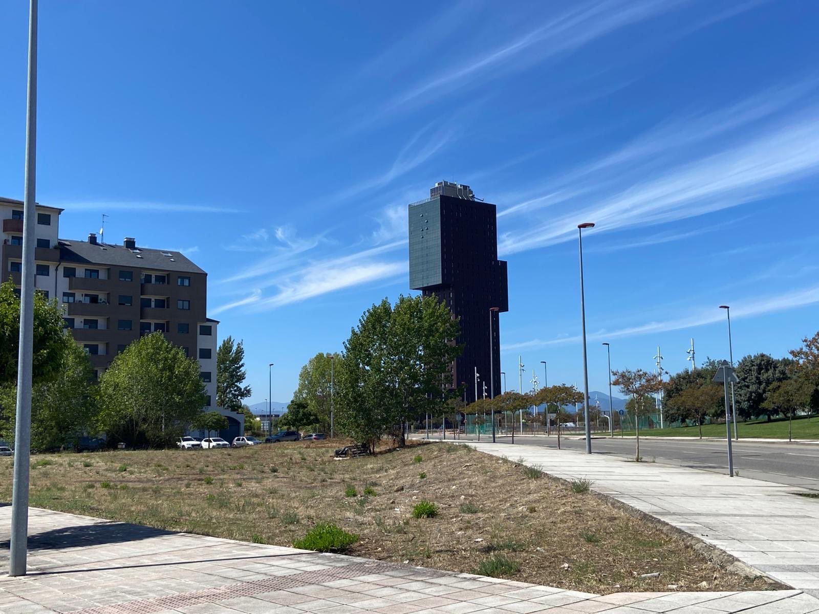 Ronda Norte en el barrio ponferradino de La Rosaleda, donde se construirá esta promoción de vivienda protegida. Ronda Norte en el barrio ponferradino de La Rosaleda, donde se construirá esta promoción de vivienda protegida.