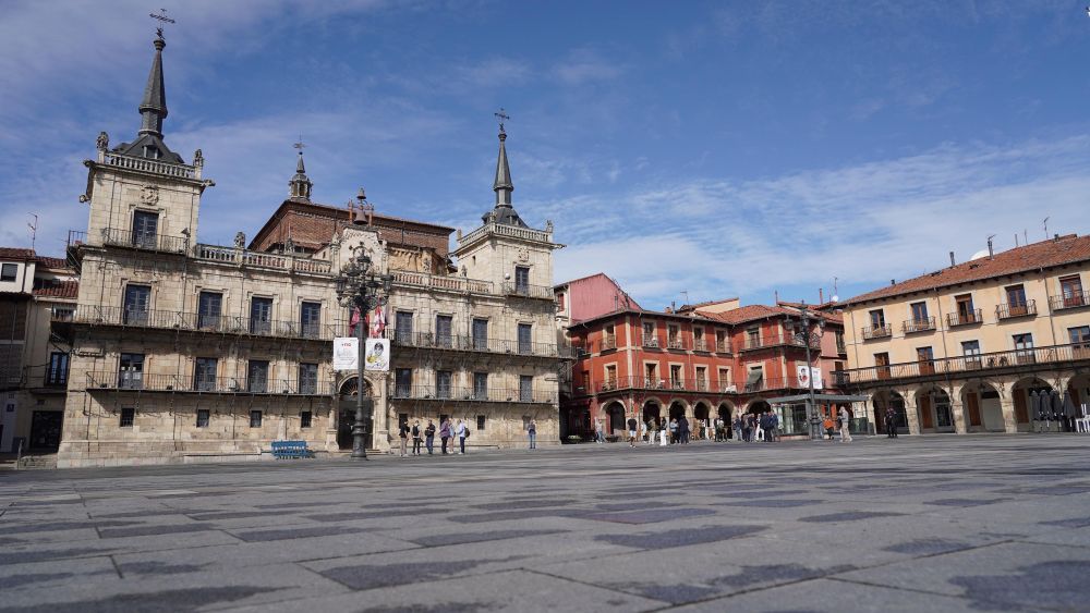 Vista general de la Plaza Mayor y del edificio Mirador del Concejo. | CARLOS S. CAMPILLO (ICAL)