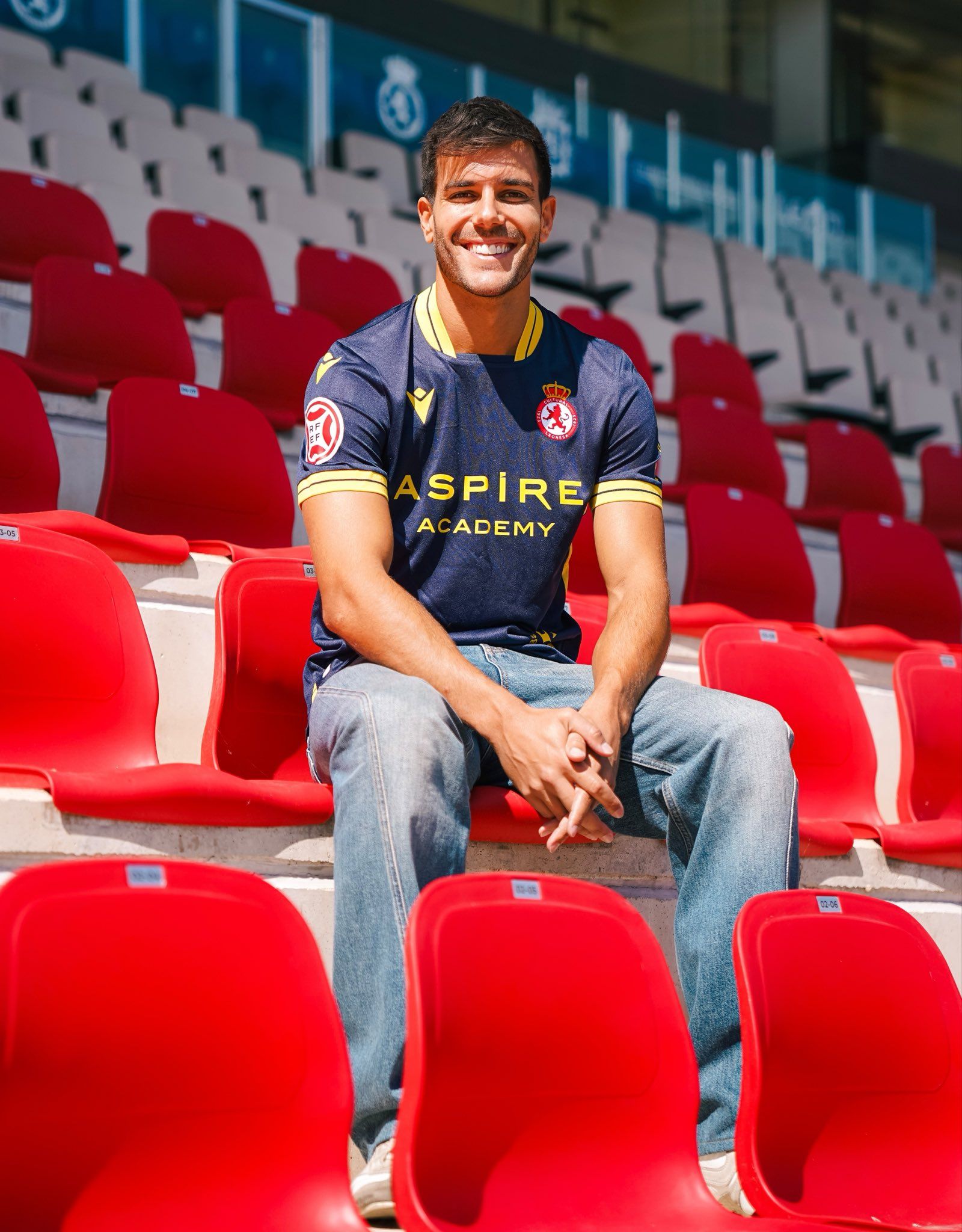 Rober Pier, con la tercera camiseta de la Cultural esta temporada. | CYD