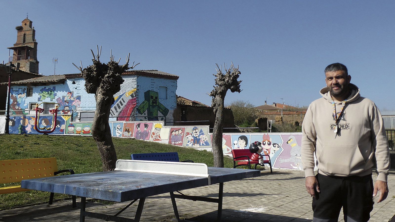 Antonio Luis Rodríguez, el protagonista de esta historia, en el interior del parque infantil. GREGORIO FERNÁNDEZ CASTAÑÓN Antonio Luis Rodríguez, el protagonista de esta historia, en el interior del parque infantil. GREGORIO FERNÁNDEZ CASTAÑÓN