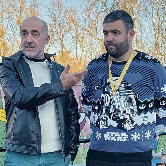 Poli, el alcalde pedáneo, junto al artista. ÁLBUM FAMILIAR DE TOÑO LUIS