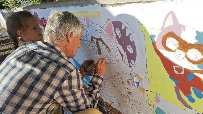 Evolet con su abuelo Ángel en plena faena pictórica. ÁLBUM FAMILIAR DE TOÑO LUIS