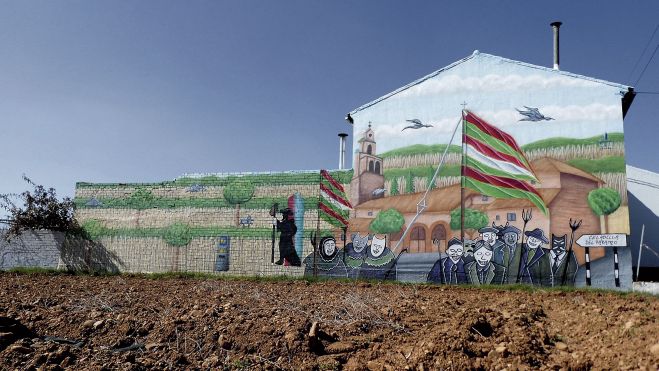 Celadilla es un museo al aire libre. En la imagen aparece una obra de Manuel García Juan sobre un boceto del admirado Benito Escarpizo. GREGORIO FERNÁNDEZ CASTAÑÓN