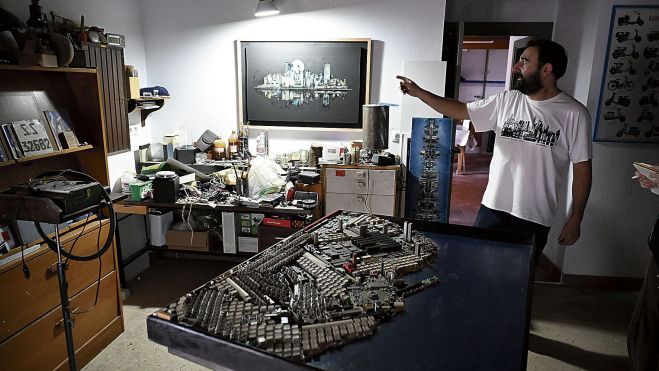Sebas Román en el interior de su taller en Miñambres de la Valduerna. SAÚL ARÉN
