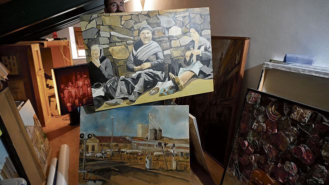 El creador junto a dos cuadros que sacan a relucir su pintura, una práctica que dejó atrás cuando se dio cuenta de que era daltónico. SAÚL ARÉN
