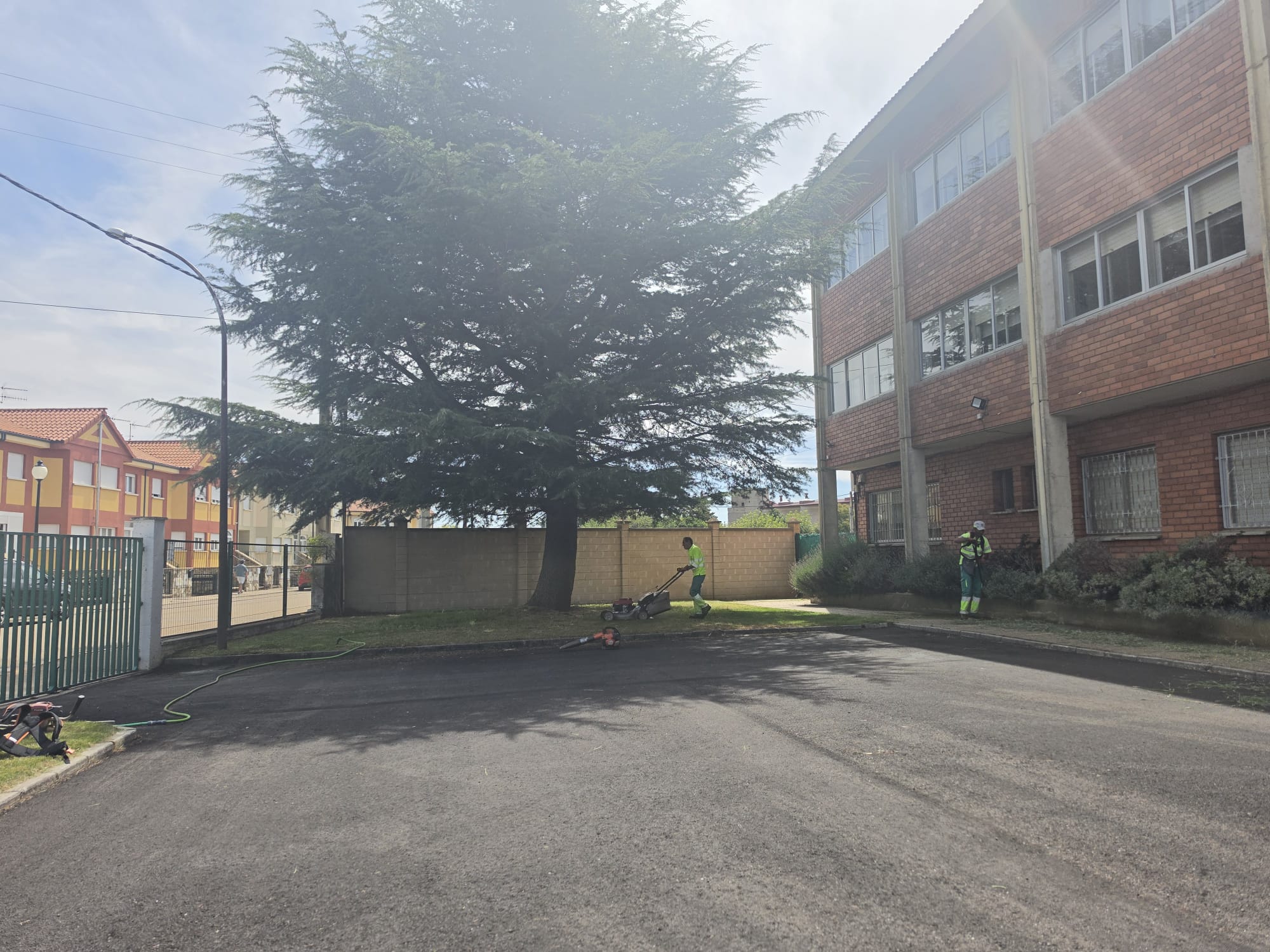 Operarios municipales poniendo a punto uno de los colegios de la ciudad. | L.N.C.
