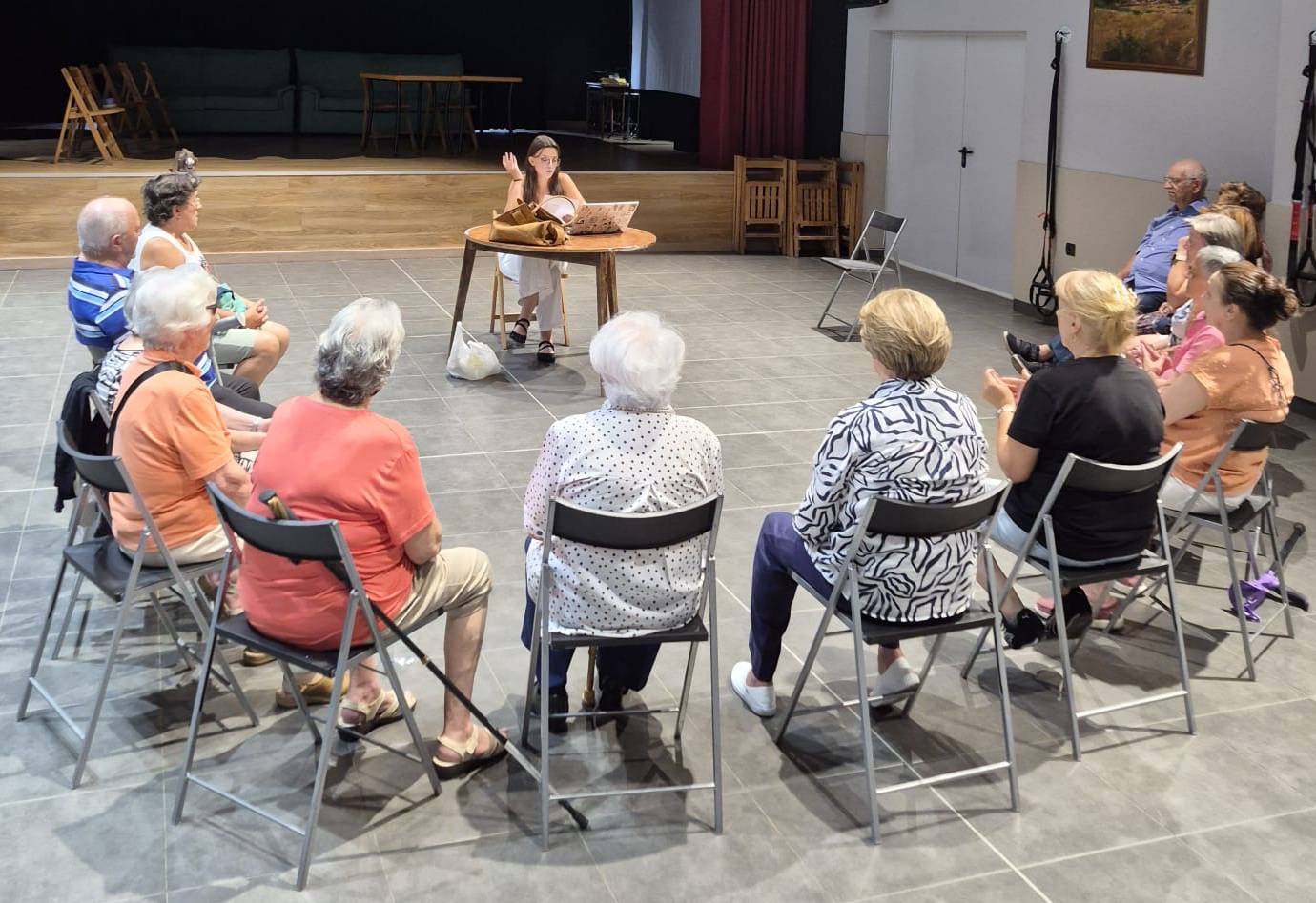 Filandón con personas mayores de San Román para recopilar datos para el proyecto. | L.N.C.