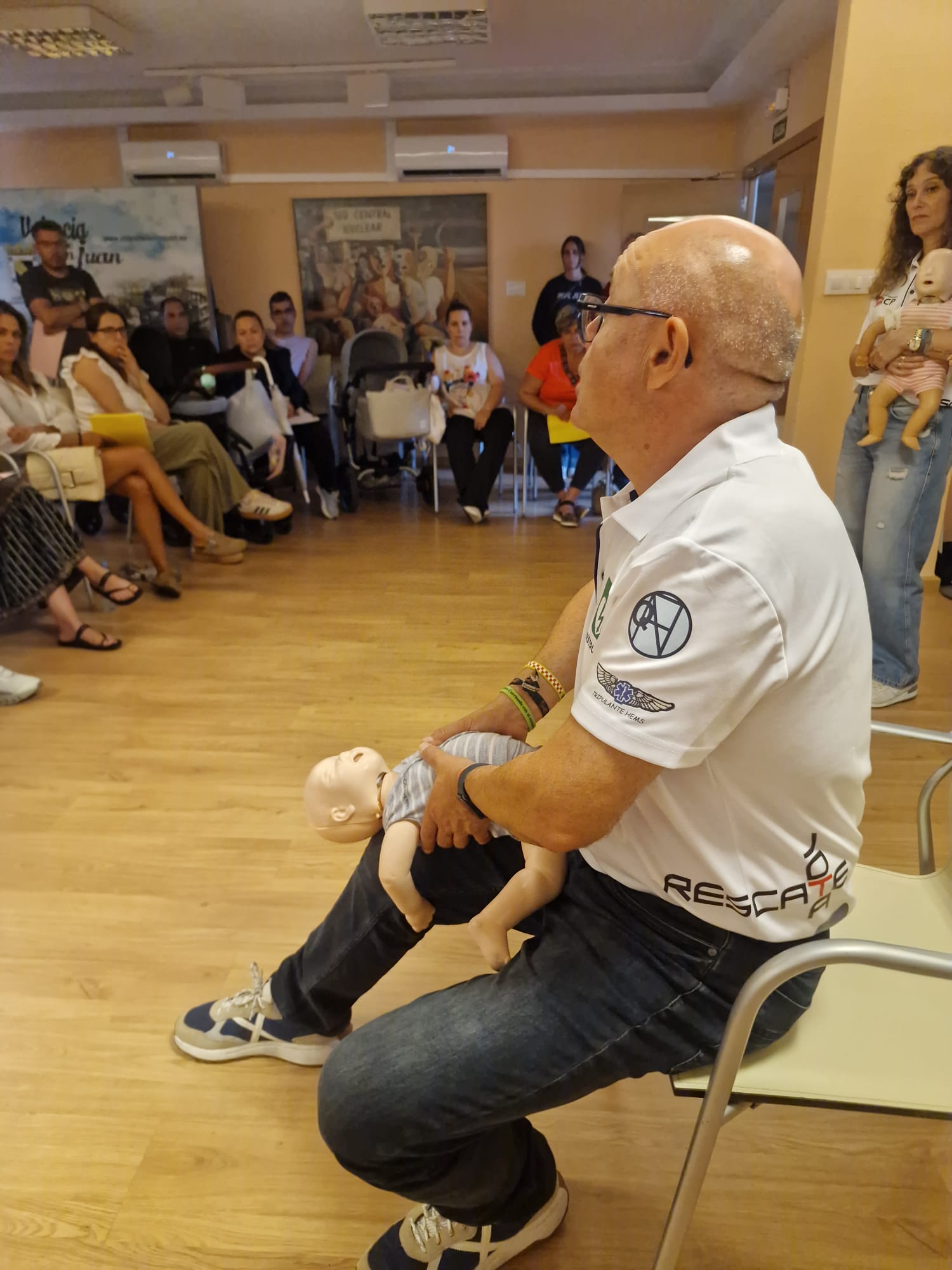 Un instante de la formación de los talleres. | L.N.C. Un instante de la formación de los talleres. | L.N.C.