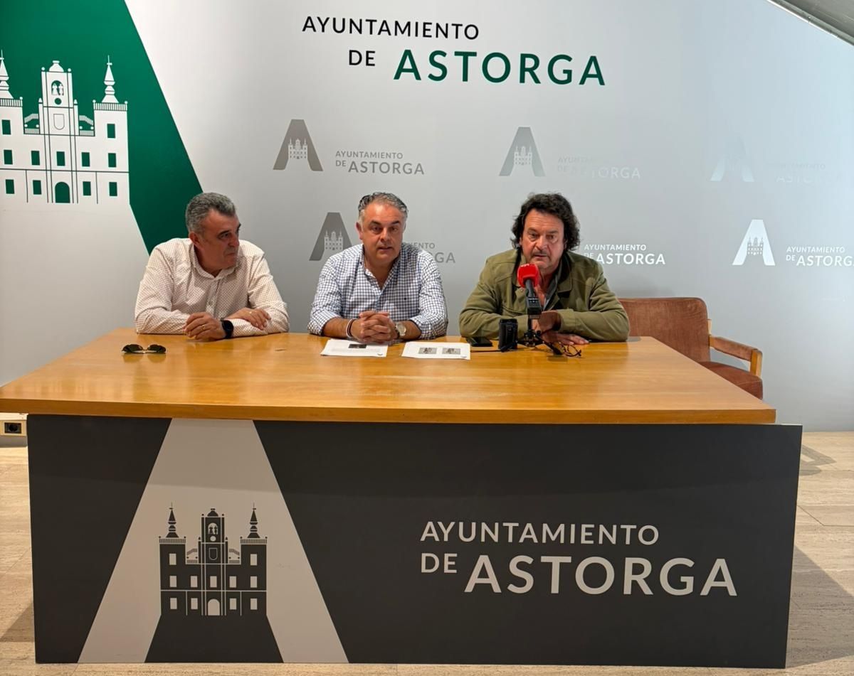 Ángel Iglesias, José Luis Nieto y Amancio González durante la presentación de la escultura. Ángel Iglesias, José Luis Nieto y Amancio González durante la presentación de la escultura.
