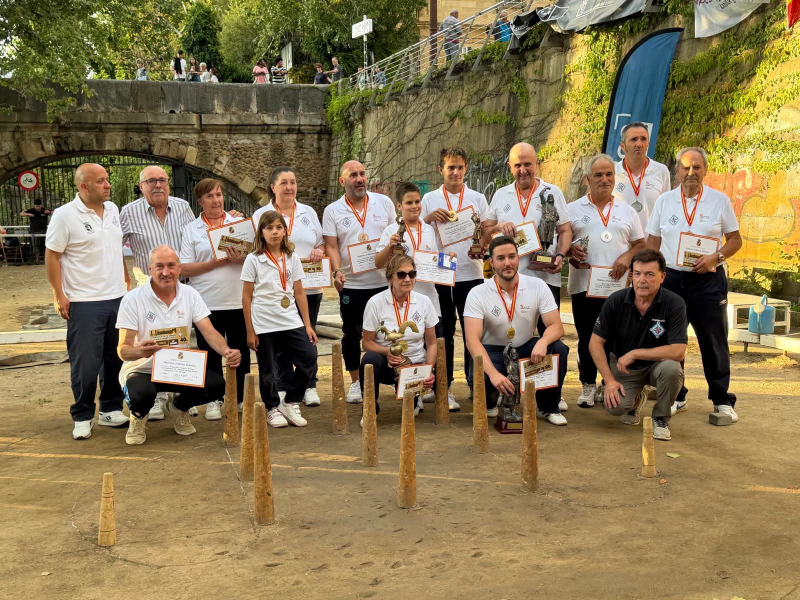 Diferentes momentos de las entregas de premios del Campeonato Nacional de bolos disputado en la bolera de San Marcos. L.N.C.