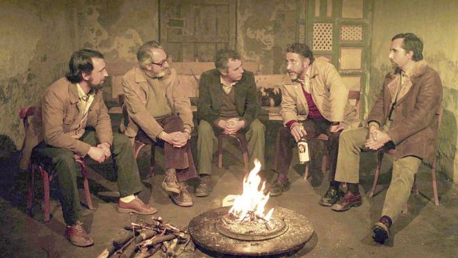 Pedro Trapiello, Antonio Pereira, Magín Mayo, José María Merino y Luis Mateo Díez en una imagen de ‘El filandón’.ALBOS FILMS