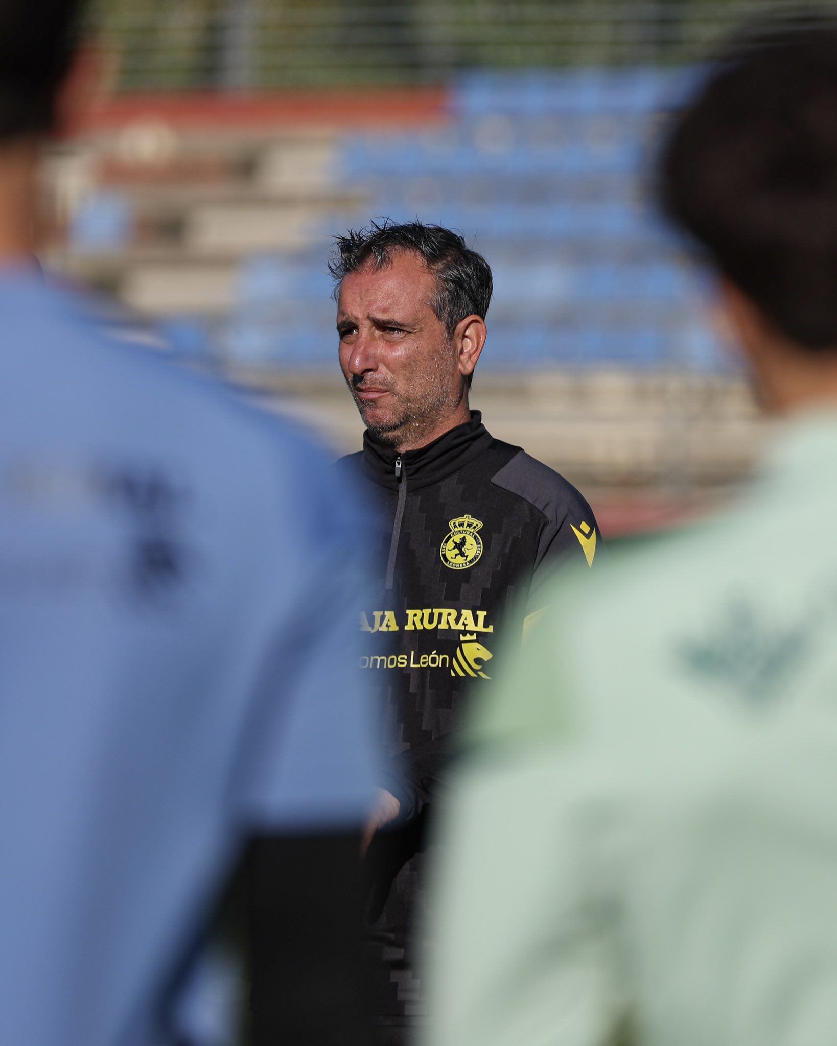 El técnico Jandro Castro, durante un entrenamiento de la Cultural. CYD