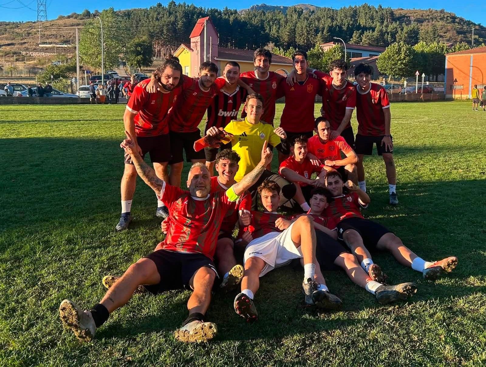El equipo de Cármenes celebrando la trabajada y merecida victoria en el Torneo de Villamanín / AYTO. CÁRMENES