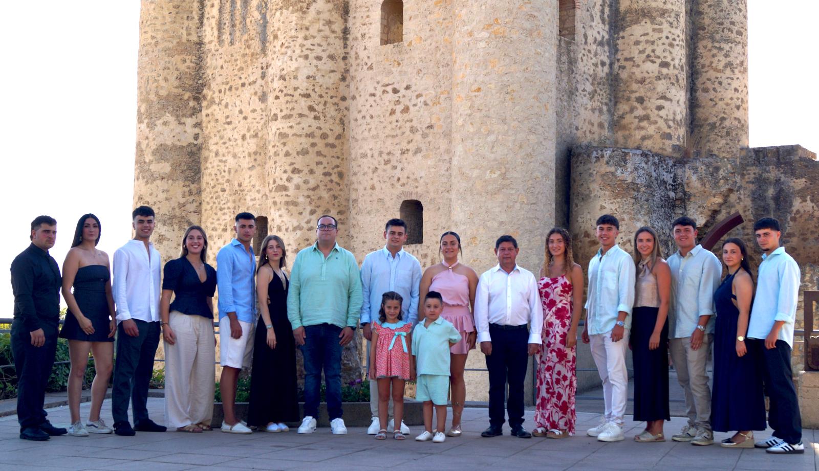 El concejal de Fiestas, Iván Martínez Pellitero, junto con la Reina y el Rey, las damas, pajes y los pajes infantiles de las fiestas de 2026. | L.N.C.