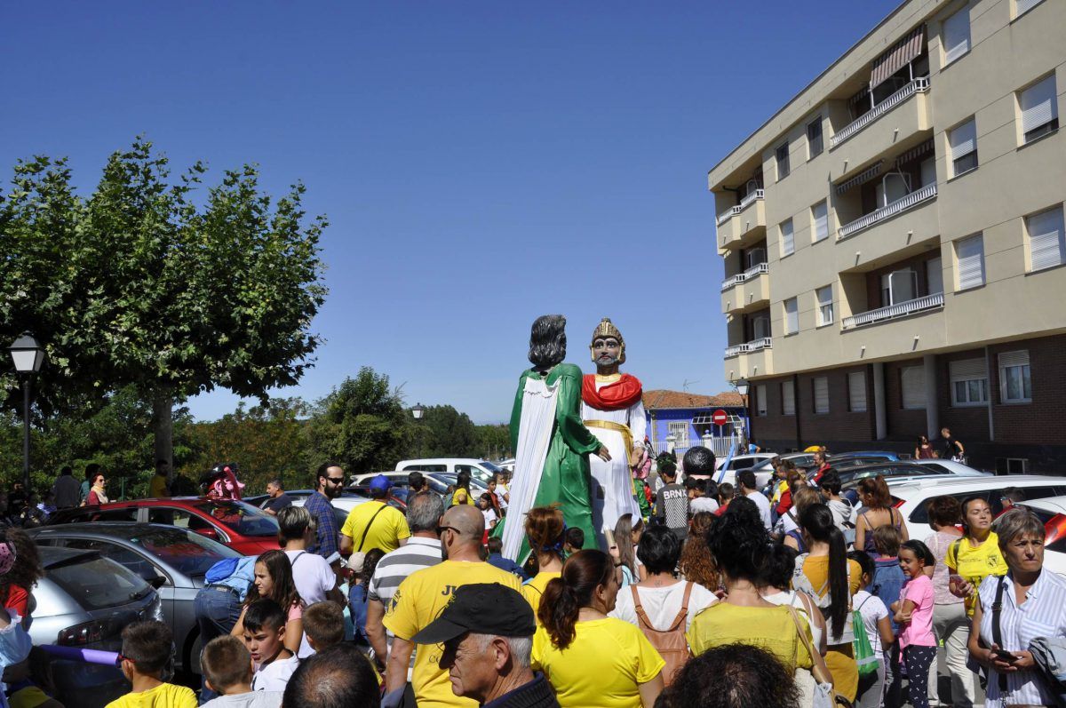 Gigantes y cabezudos también son unos fijos de las fiestas. |  L.N.C.