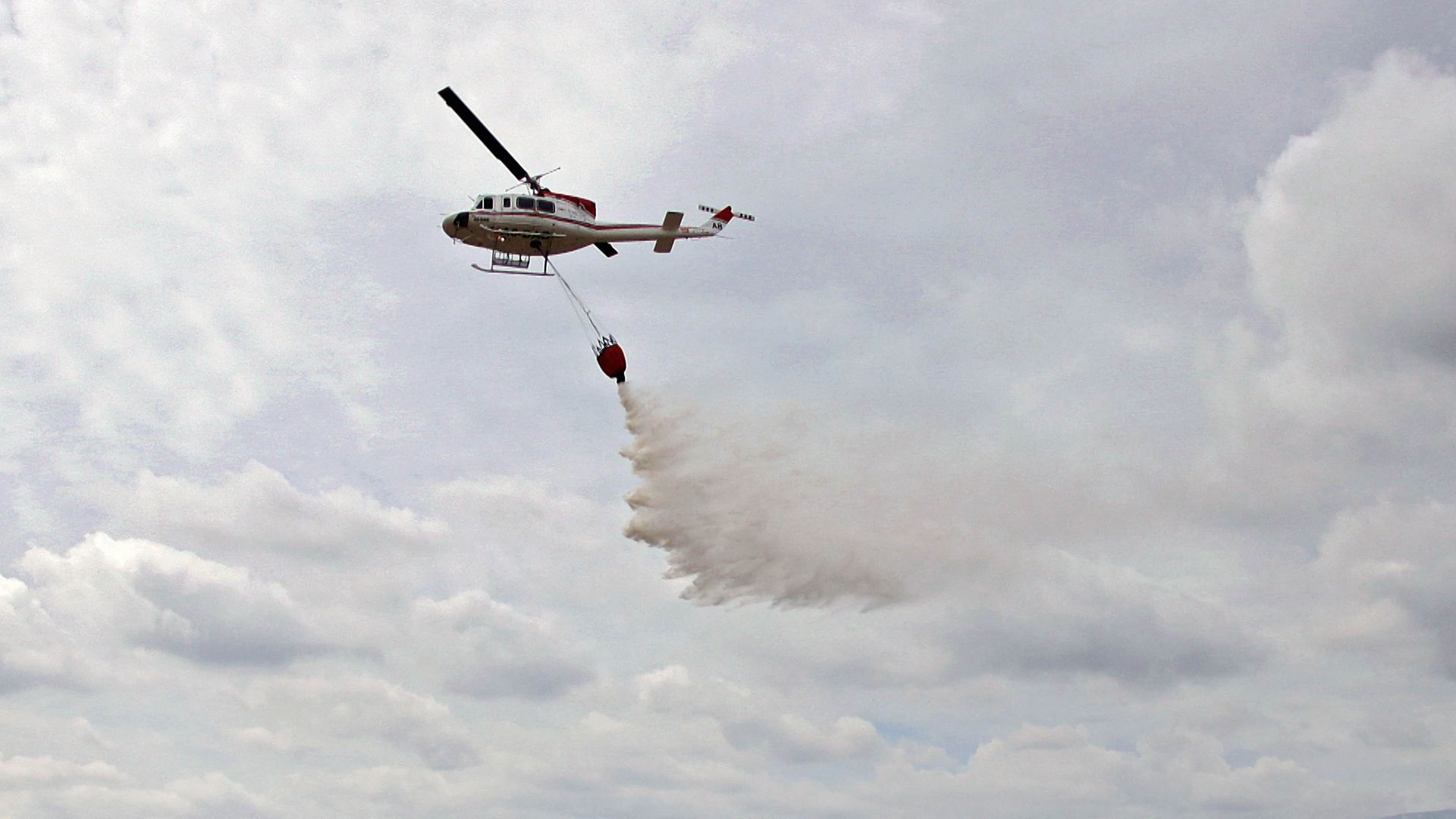 Un helicóptero contra incendios forestales durante un ejercicio de entrenamiento. | ICAL Un helicóptero contra incendios forestales durante un ejercicio de entrenamiento. | ICAL