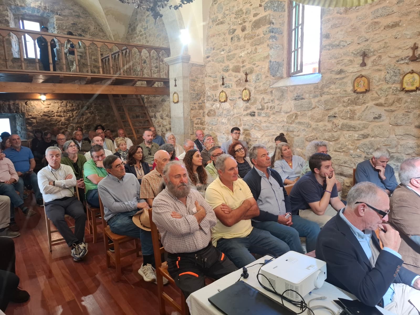 Numerosas autoridades y personalidades acudieron a la presentación. | L.N.C.