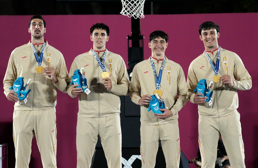 Jordi Boix, el segundo por la derecha, se proclamó campeón de los Juegos del Mediterráneo con España U23 de 3X3 tras superar a Italia. FEB Jordi Boix, el segundo por la derecha, se proclamó campeón de los Juegos del Mediterráneo con España U23 de 3X3 tras superar a Italia. FEB