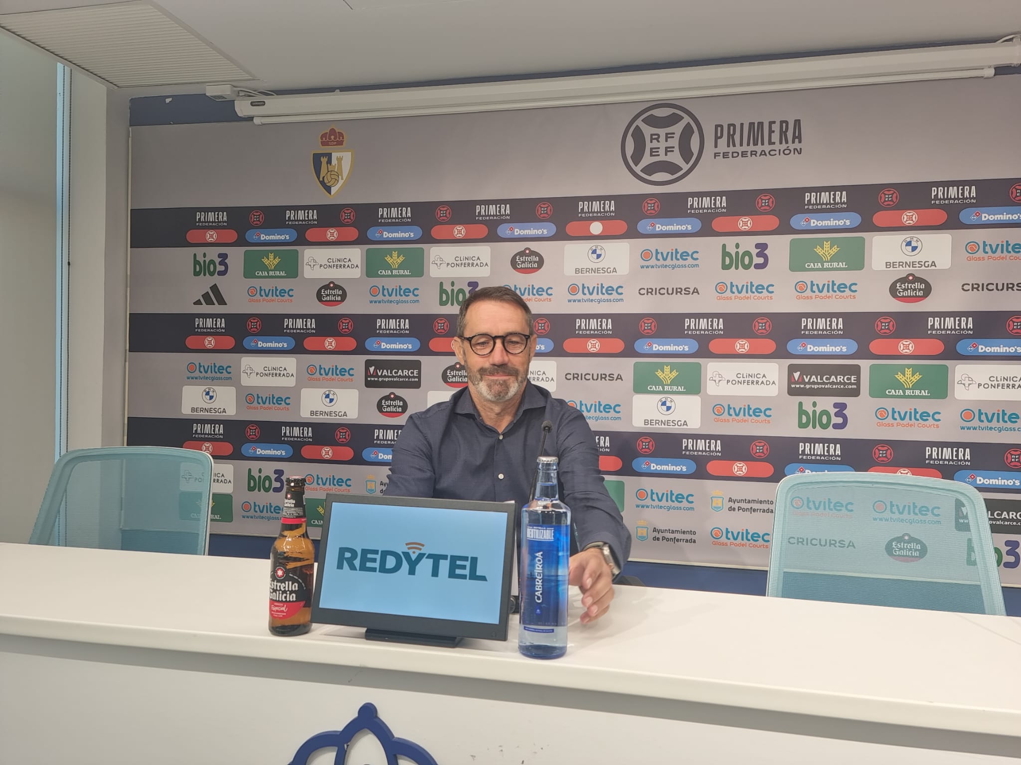 José Sietes durante la valoración del mercado veraniego de la Ponferradina en la sala de prensa del Toralín. RAÚL FERNÁNDEZ
