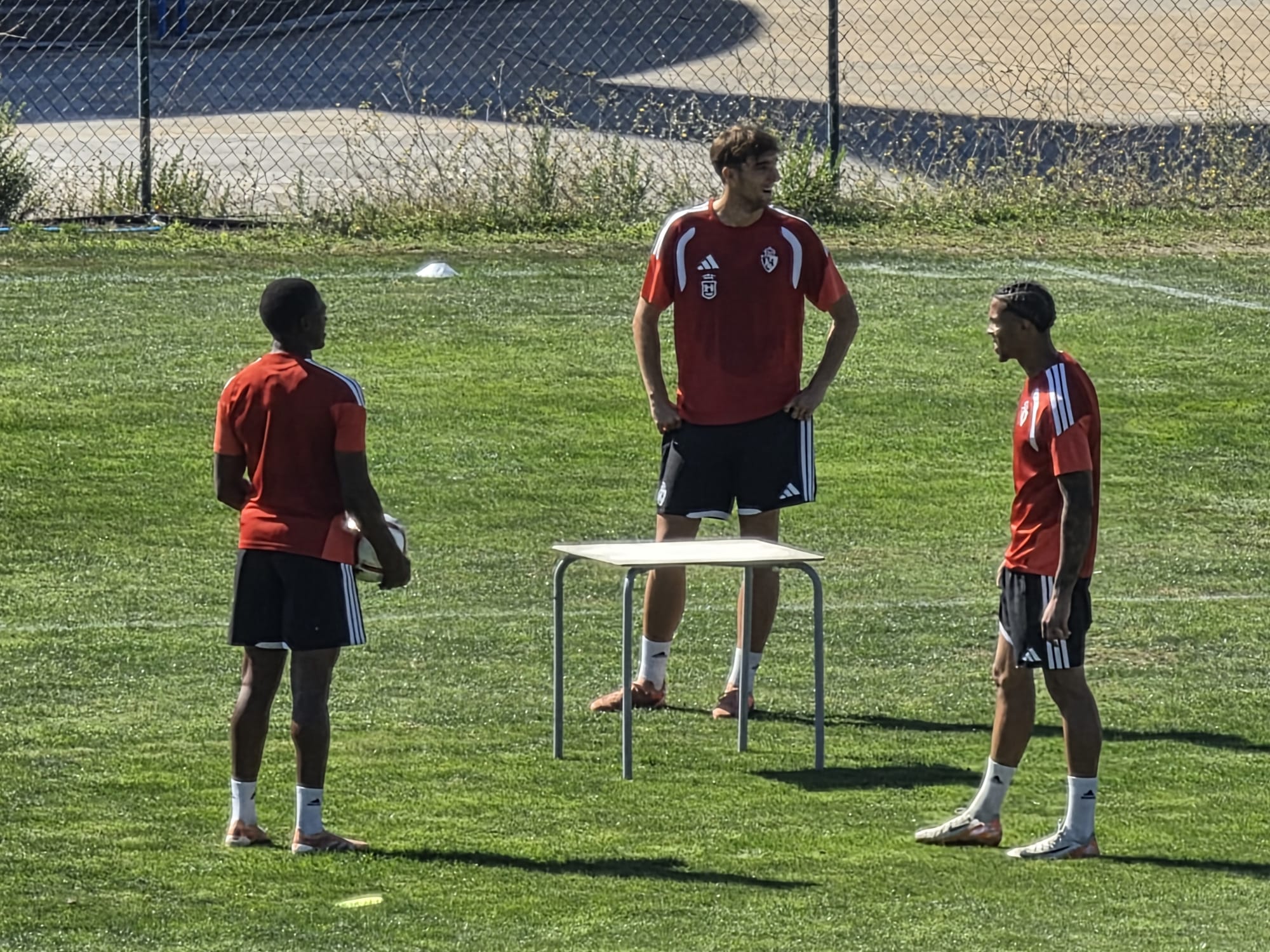 Óscar Vacas, en el centro, sobre el césped del Anexo en su primer entrenamiento con la Ponferradina. L.N.C. Óscar Vacas, en el centro, sobre el césped del Anexo en su primer entrenamiento con la Ponferradina. L.N.C.