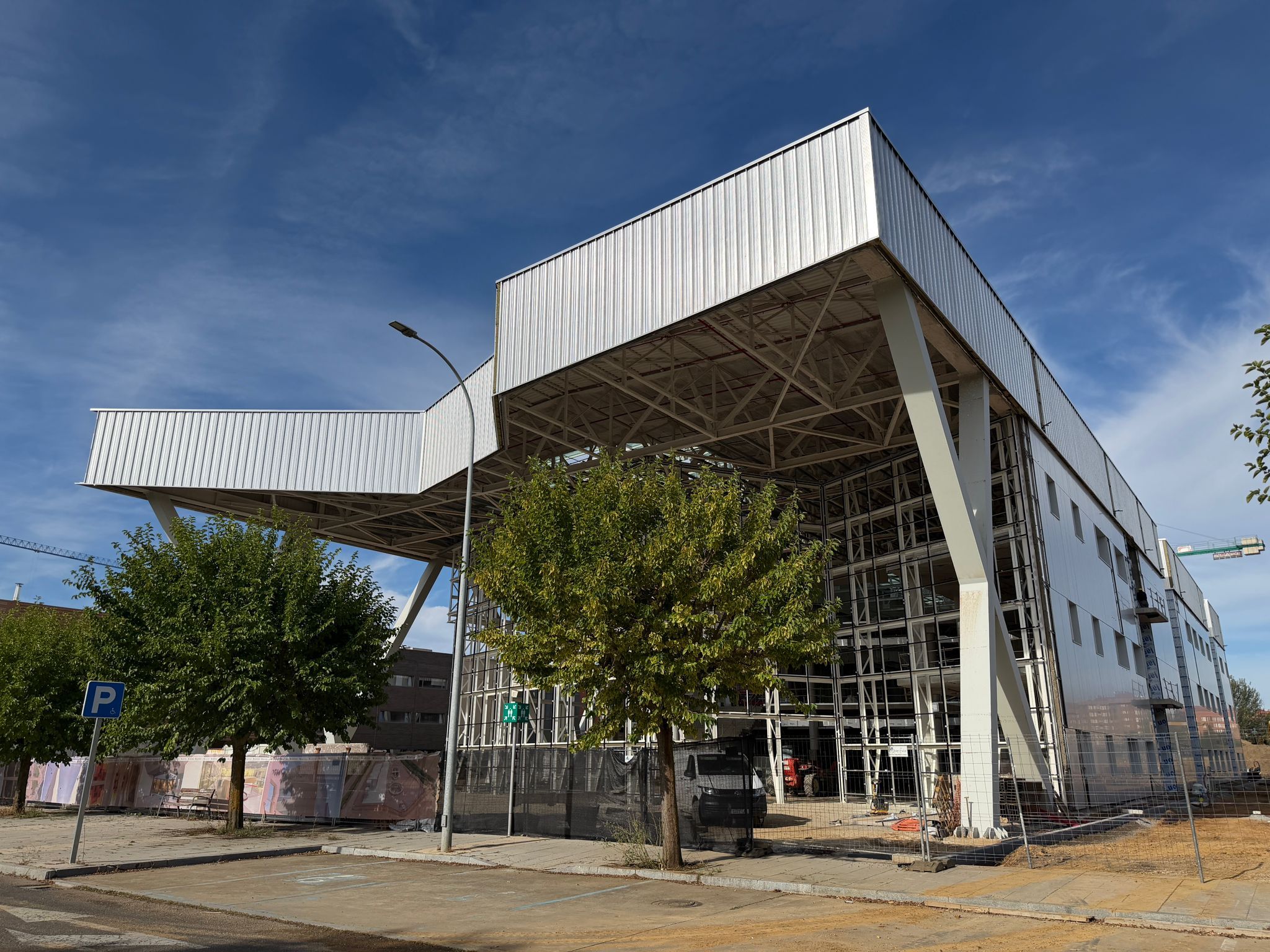 Las obras avanzan en la Casa del Estudiante y el diseño del edificio es ya plenamente reconocible en el Campus de Vegazana. | SAÚL ARÉN