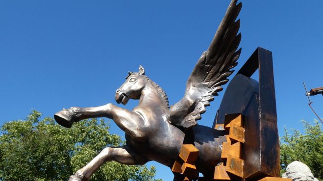 El Pegaso de Amancio traspasa varios obstáculos geométricos
