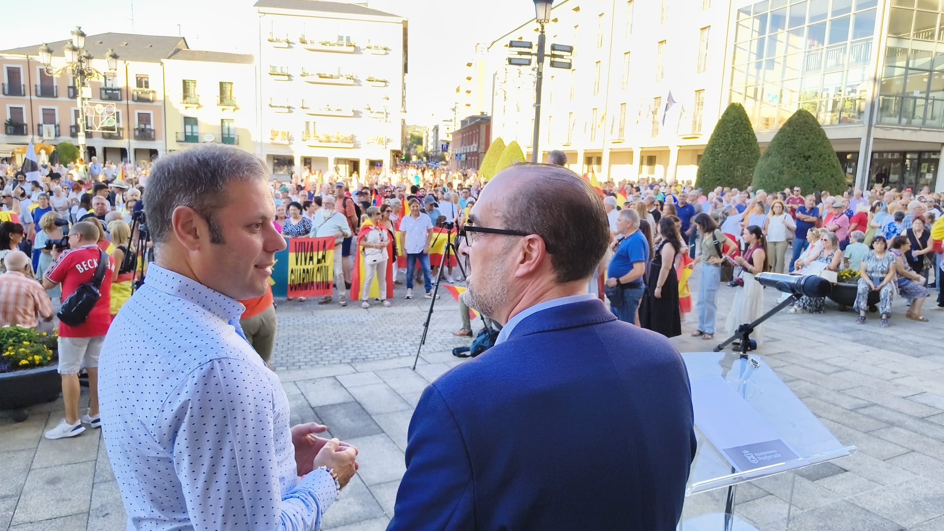 La manifestación en Ponferrada fue multitudinaria y dibujó el paisaje de banderas. | MAR IGLESIAS