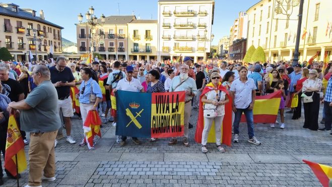 Manifestantes al inicio de la movilización en Ponferrada. | MAR IGLESIAS Manifestantes al inicio de la movilización en Ponferrada. | MAR IGLESIAS