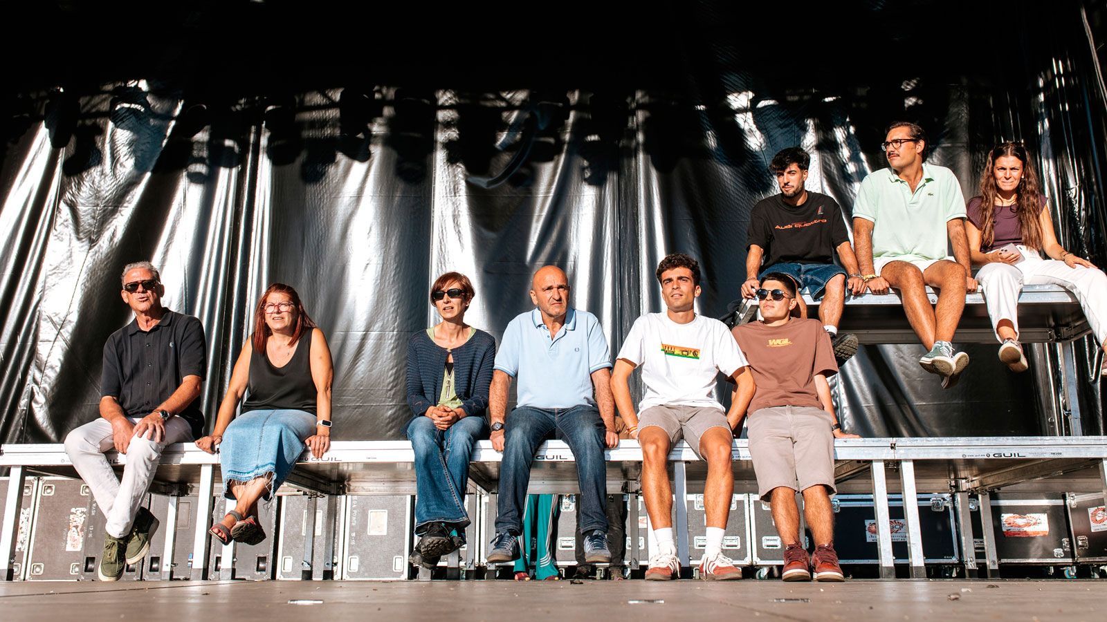 La comisión de fiestas de Villamanín en el escenario sobre el que más tarde se subiría Carolina Durante a celebrar el esperado concierto. | MOVISTAR PLUS