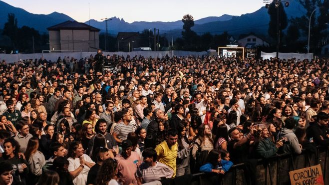 El público durante el concierto celebrado en el campo de fútbol de la localidad.MOVISTAR PLUS El público durante el concierto celebrado en el campo de fútbol de la localidad.MOVISTAR PLUS