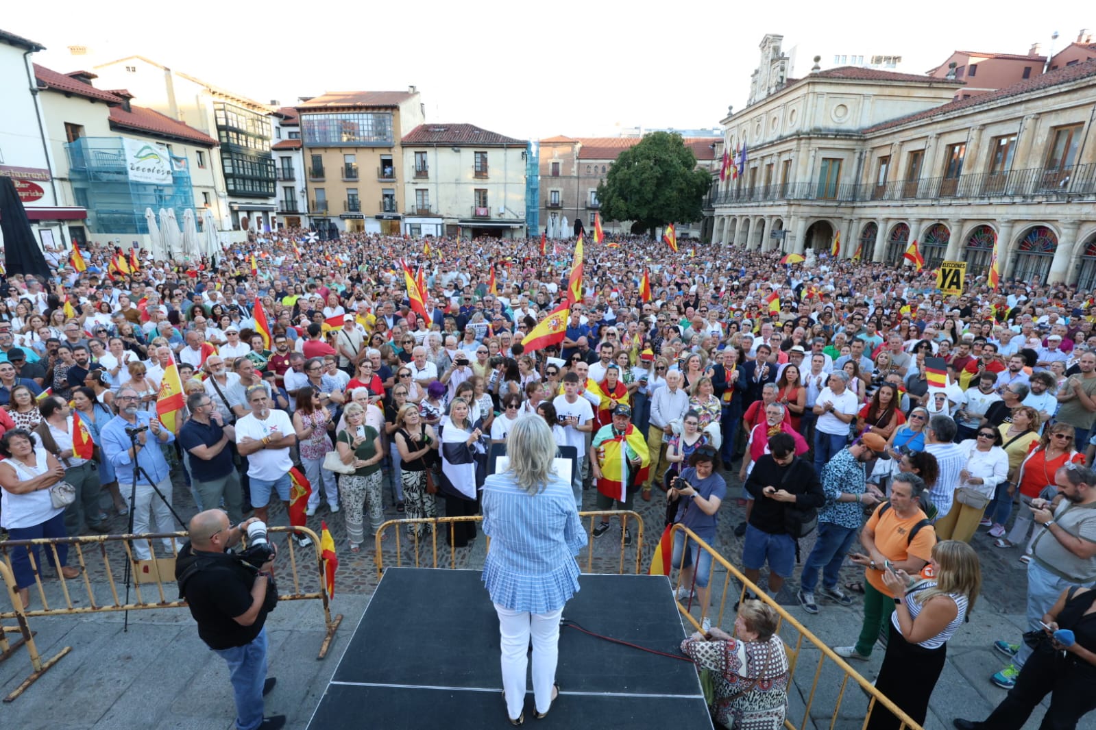 La concentración por Ceuta en León, en imágenes 