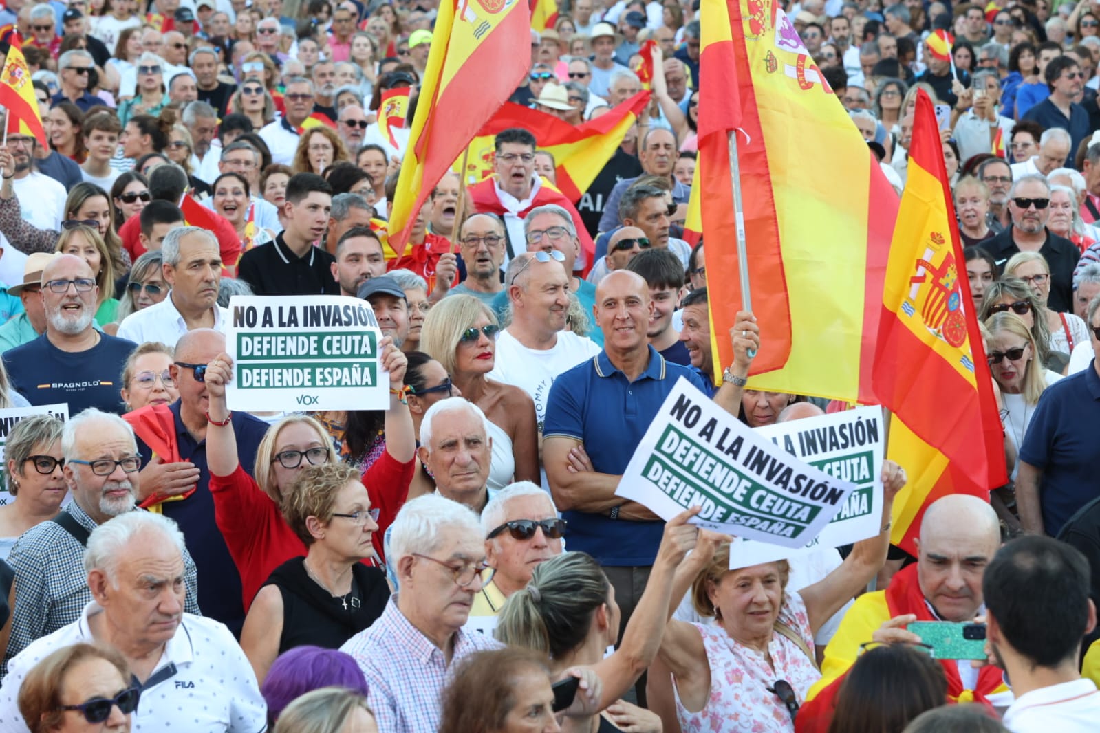 La concentración por Ceuta en León, en imágenes 