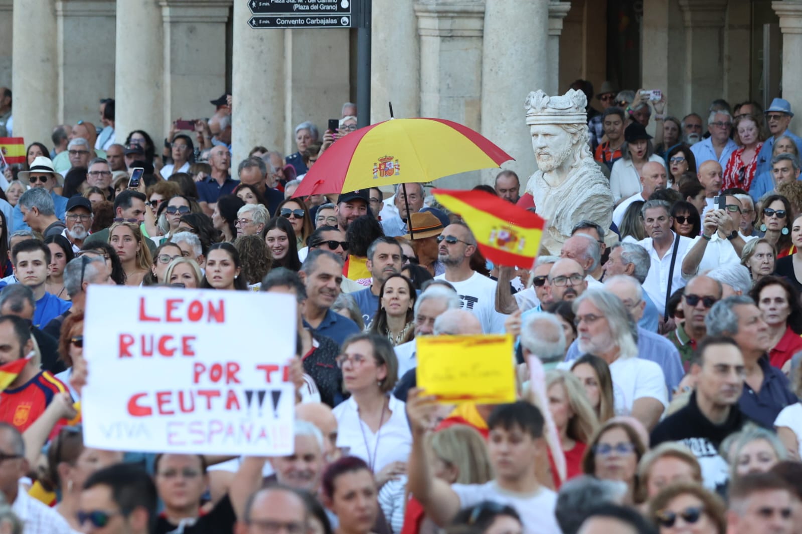 La concentración por Ceuta en León, en imágenes 