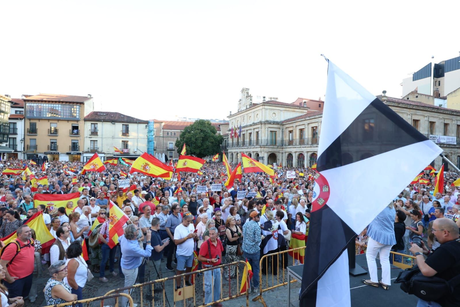 La concentración por Ceuta en León, en imágenes 