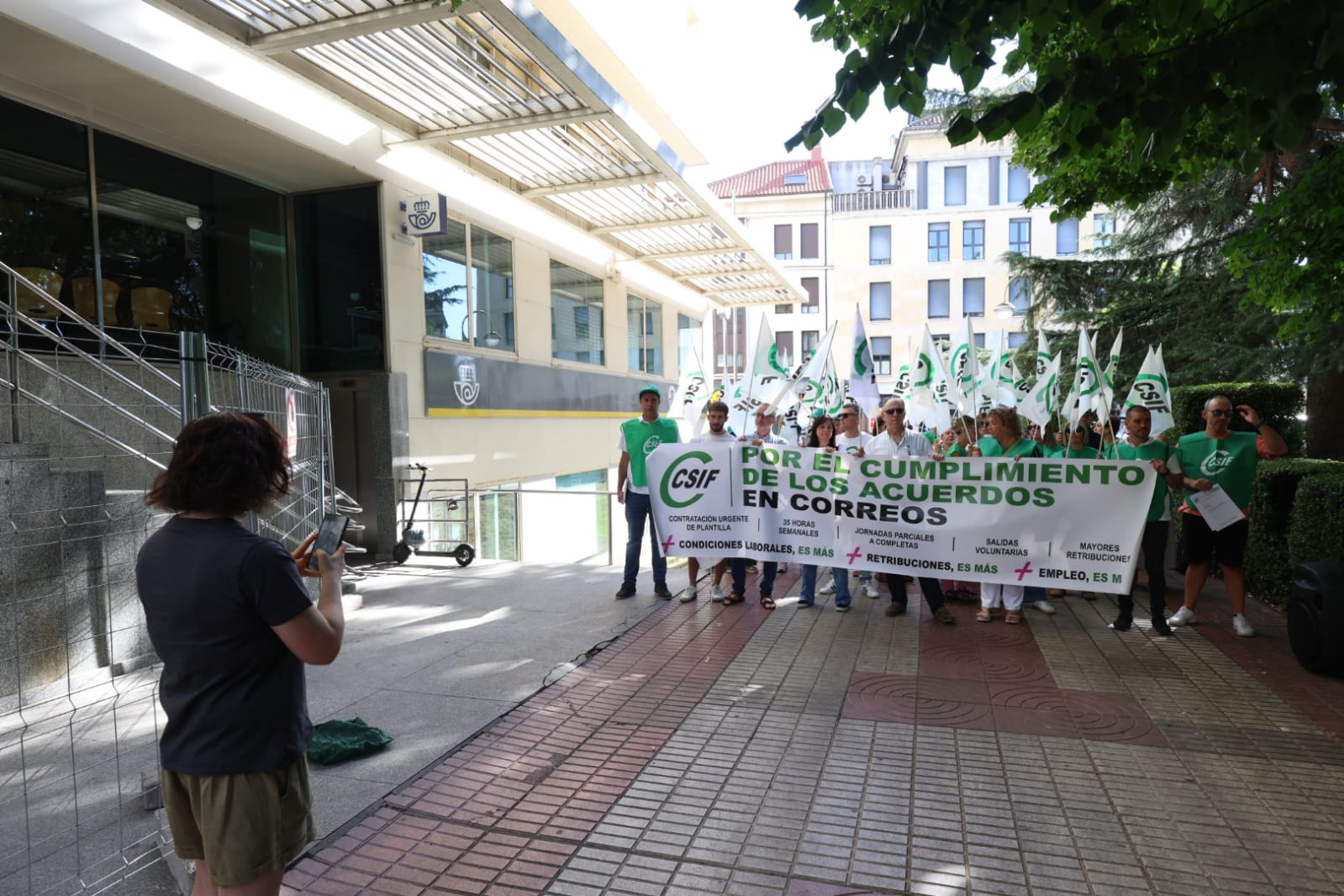Protesta convocada por Csif ante la oficina de Correos en San Francisco. | FERNANDO OTERO
