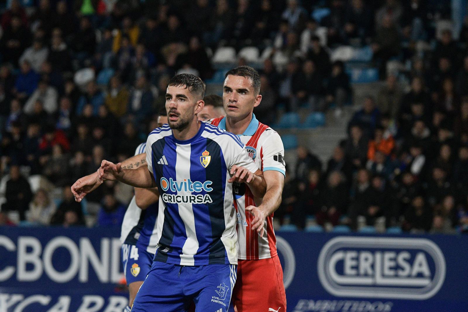 Eneko Undabarrena durante uno de los momentos del partido de la temporada pasada ante el Lugo en El Toralín. QUINITO