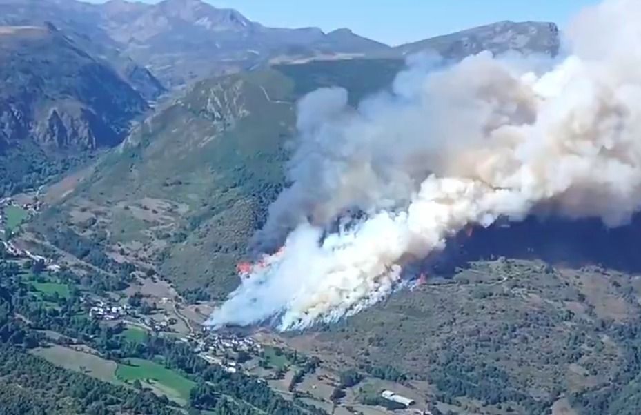 Vuelos de reconocimiento alrededor del incendio para conocer su estado | NATURALEZA CYL