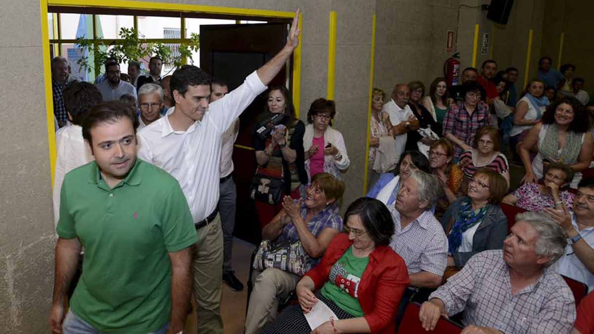 Pedro Sánchez en una de sus tres anteriores visitas a la provincia leonesa, en San Andrés del Rabanedo junto a Tino Rodríguez.