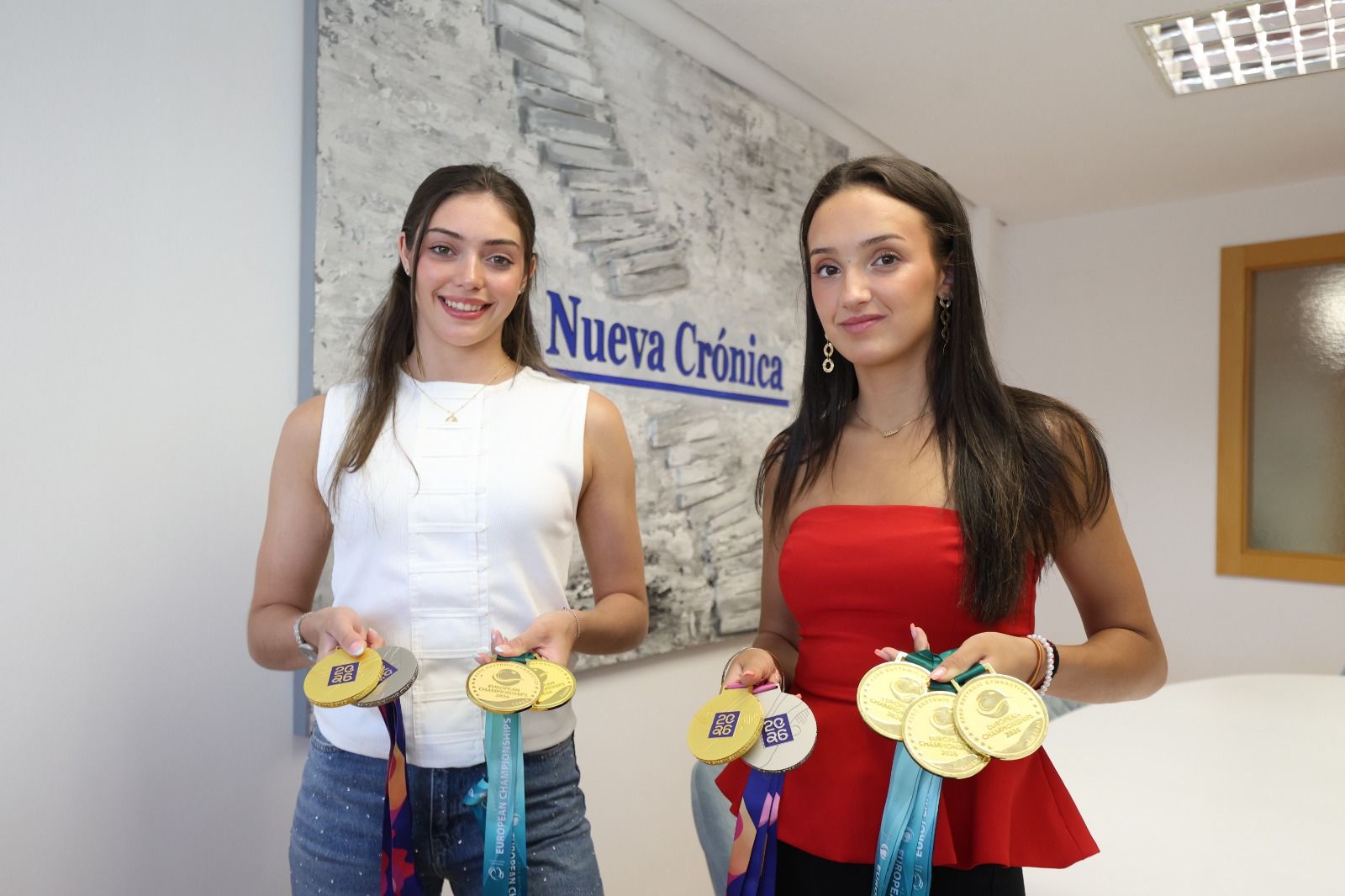 Andrea Corral y Andrea Fernández con sus medallas de tricampeonas de Europa y campeonas del Mundo. FERNANDO OTERO Andrea Corral y Andrea Fernández con sus medallas de tricampeonas de Europa y campeonas del Mundo. FERNANDO OTERO