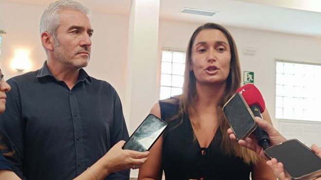 Alcaldesa de Ibias haciendo declaraciones para los medios. Alcaldesa de Ibias haciendo declaraciones para los medios.